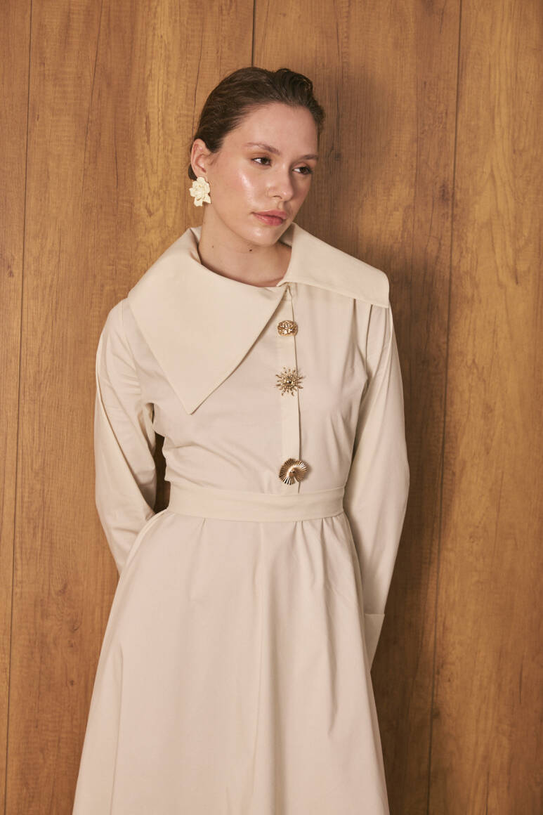 Broş Detaylı Asimetrik Yaka Poplin Elbise Taş - EMNORA